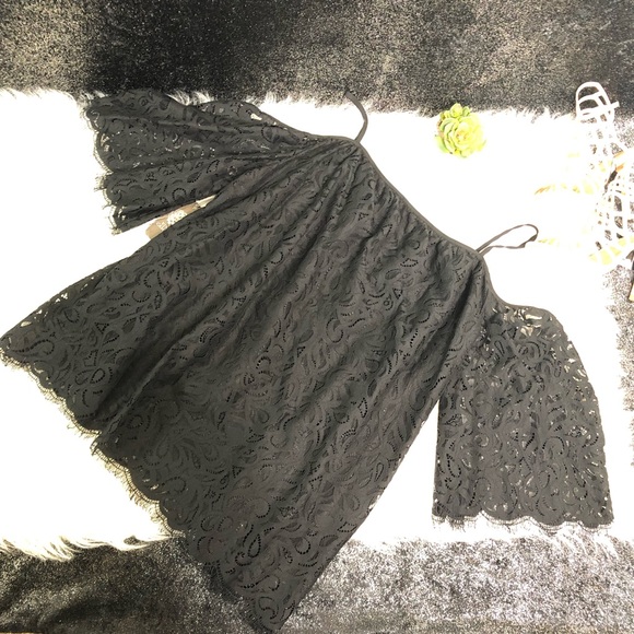 Open shoulder lace top - Picture 4 of 4